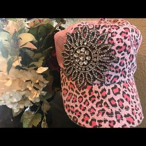 Pink leopard Olive and pique